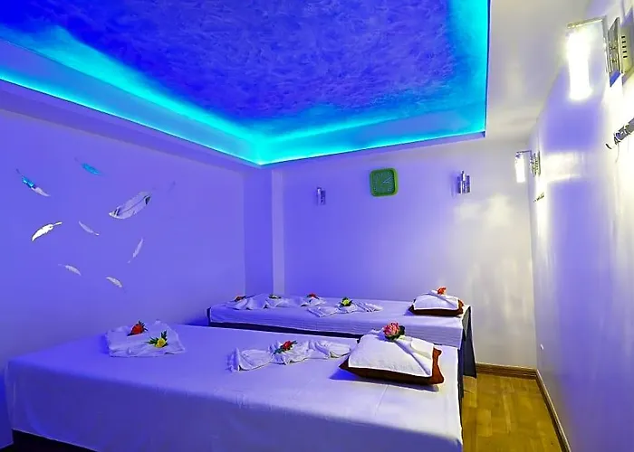 Royal Penguin Boutique & 4*