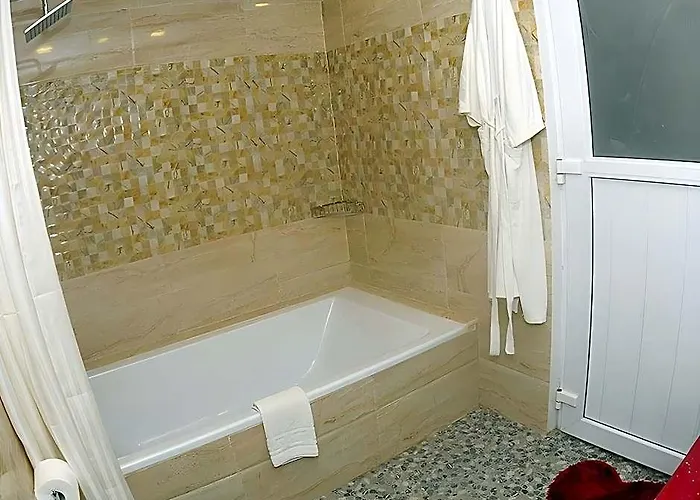 Royal Penguin Boutique & 4*